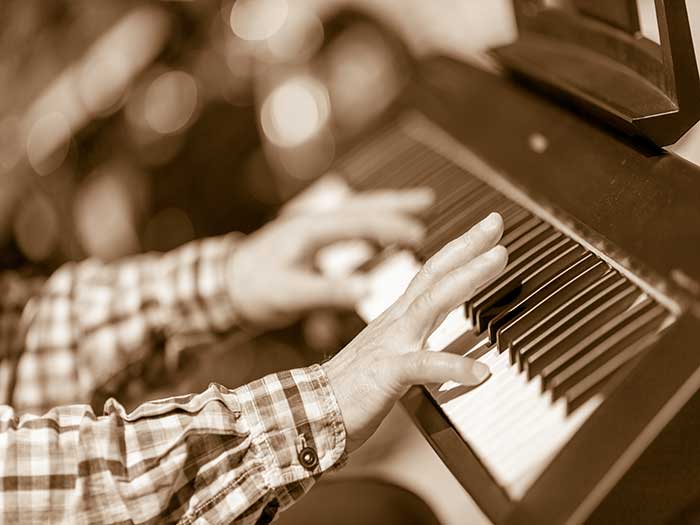 Cadenza4 playing a keyboard