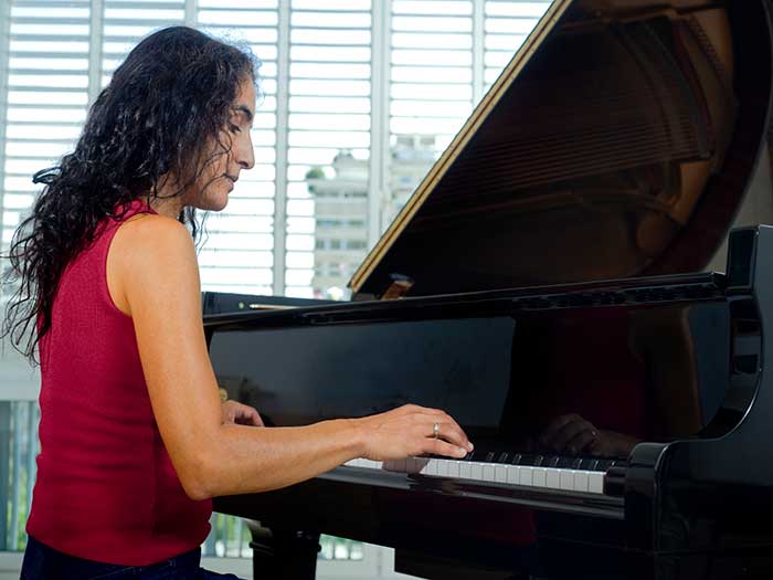 Cadenza9 girl playing piano